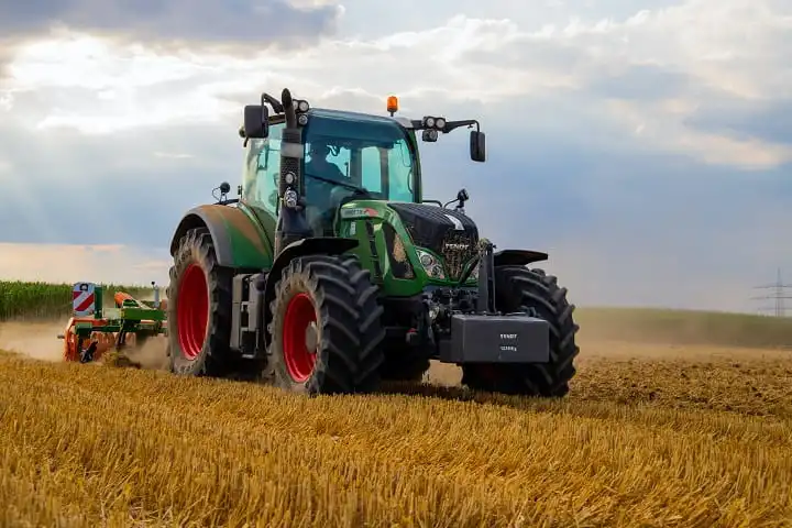 tracteur vert dans champs de blé