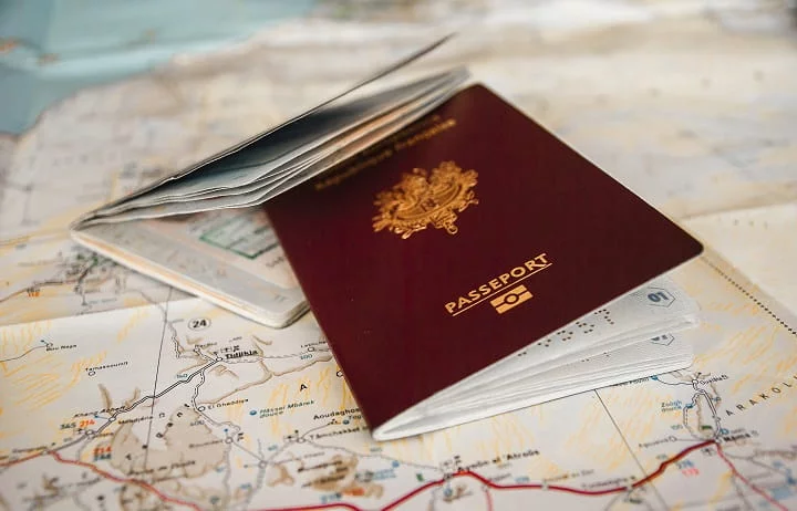 passeport et carte routière