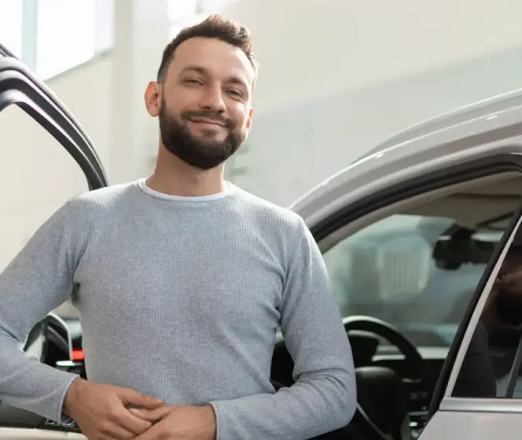homme debout dans l'ouverture d'une porte de voiture