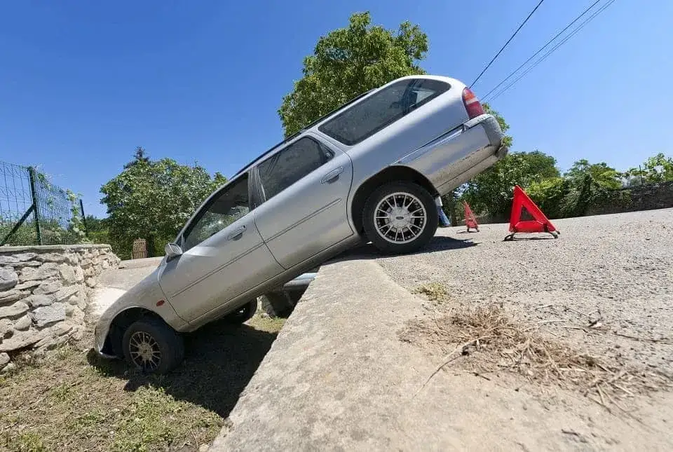 voiture accidenté dans le fossé