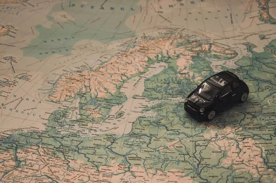 Petite voiture en jouet sur une carte de l'Europe