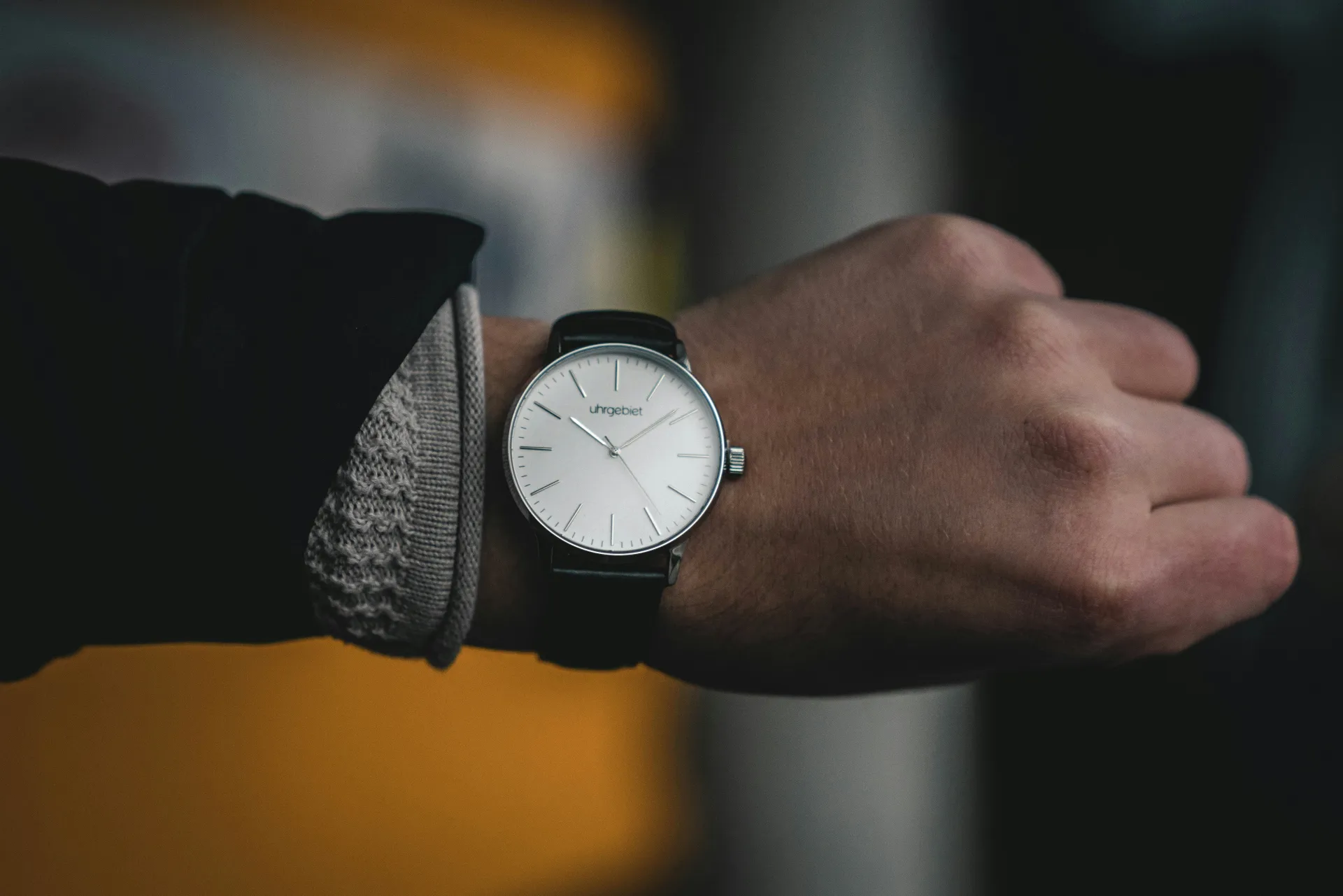 montre au poignet d'un homme