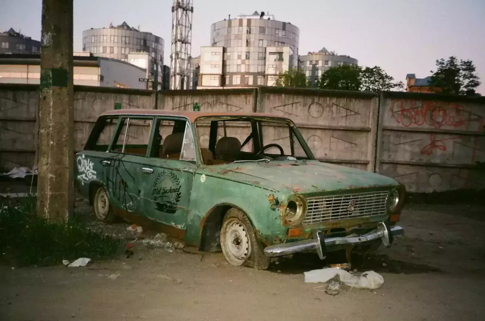 épave de voiture abandonné