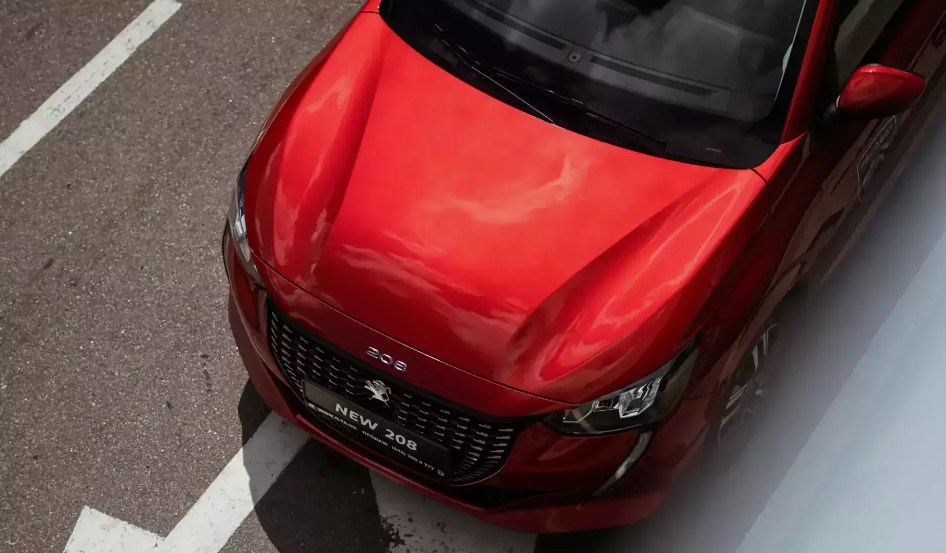 vue du ciel d'une Peugeot 208 rouge