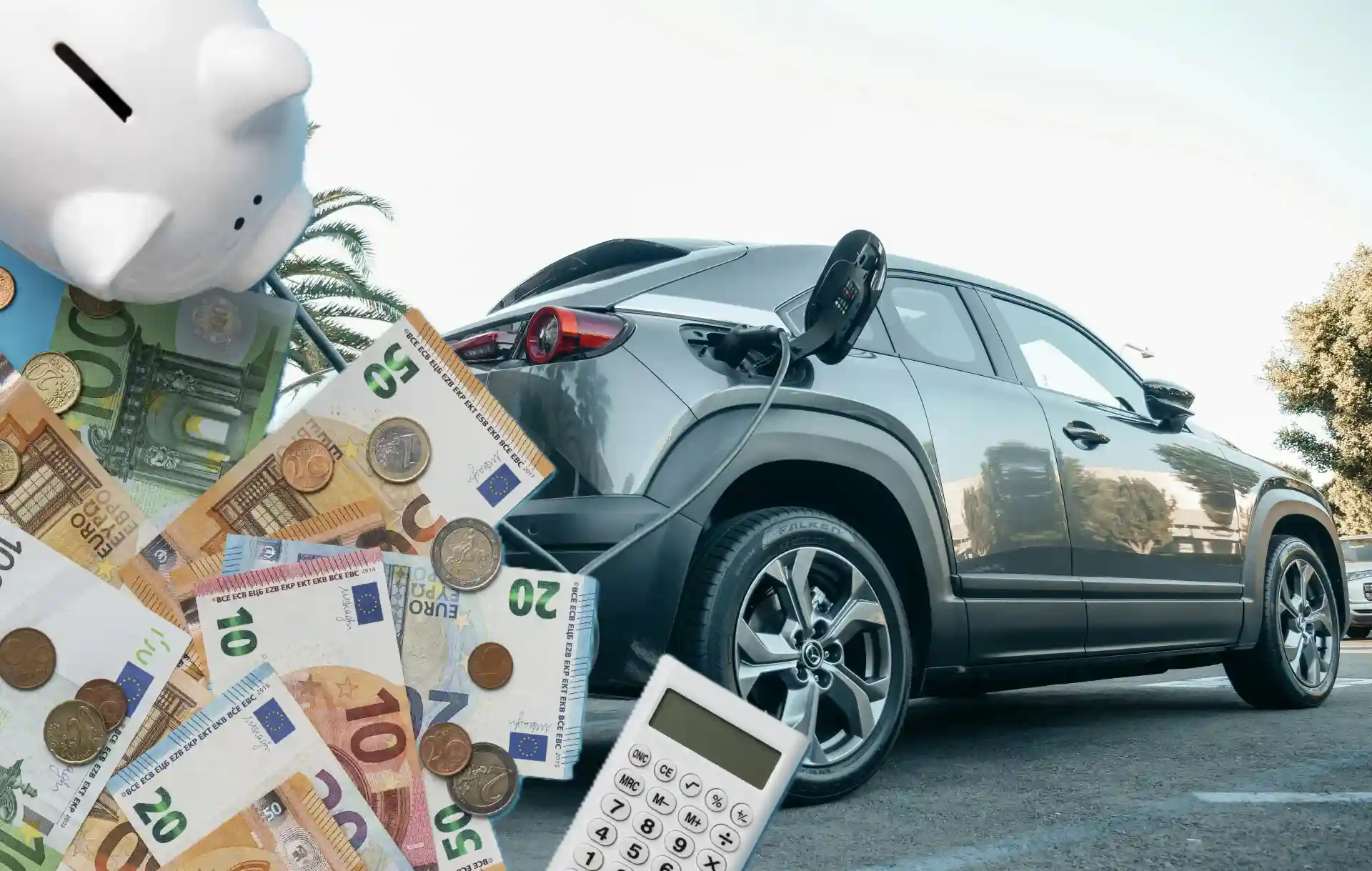 voiture électrique en charge en arrière plan et billets d'euros, calculatrice et tirelire au premier plan