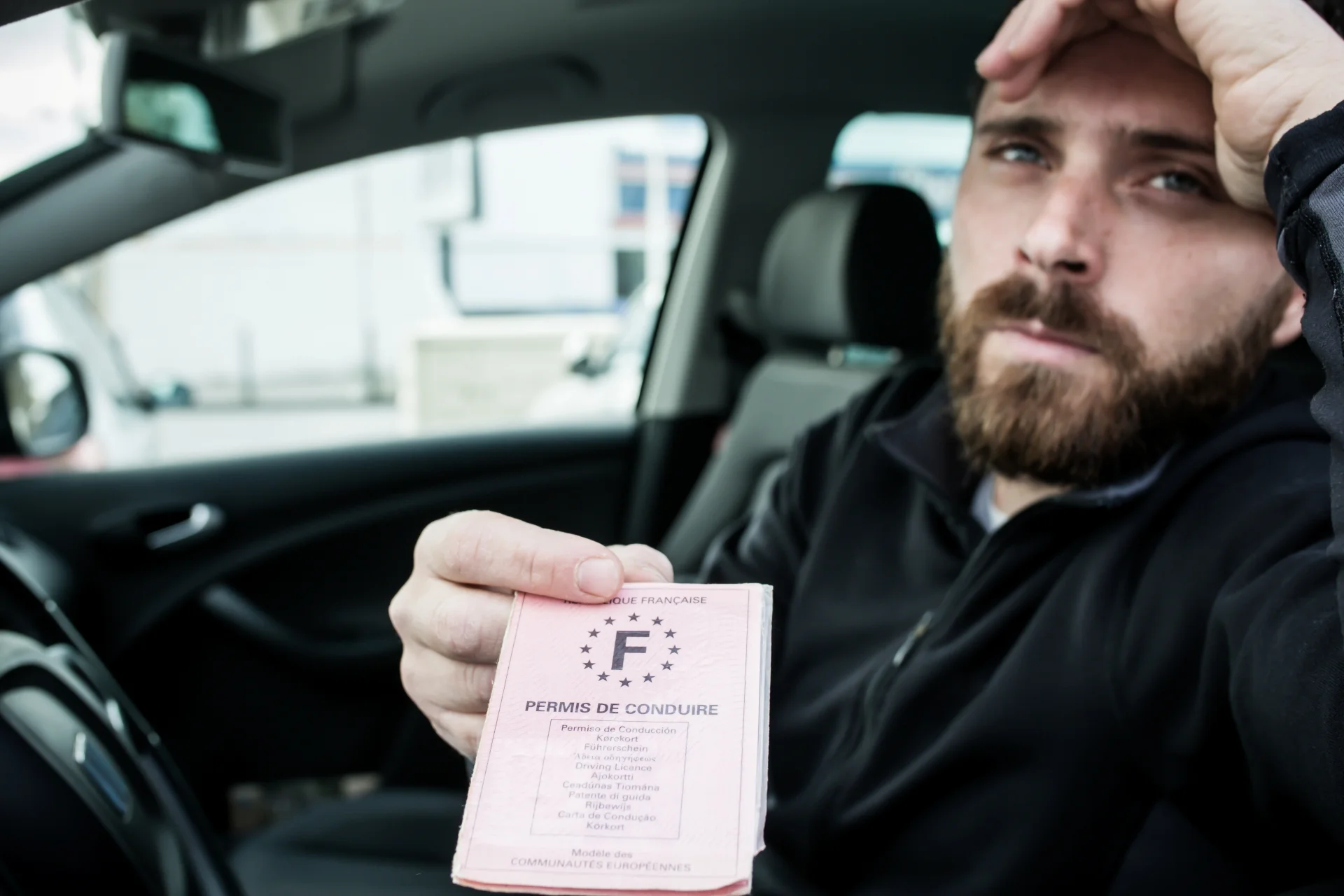 homme montrant son permis de conduire