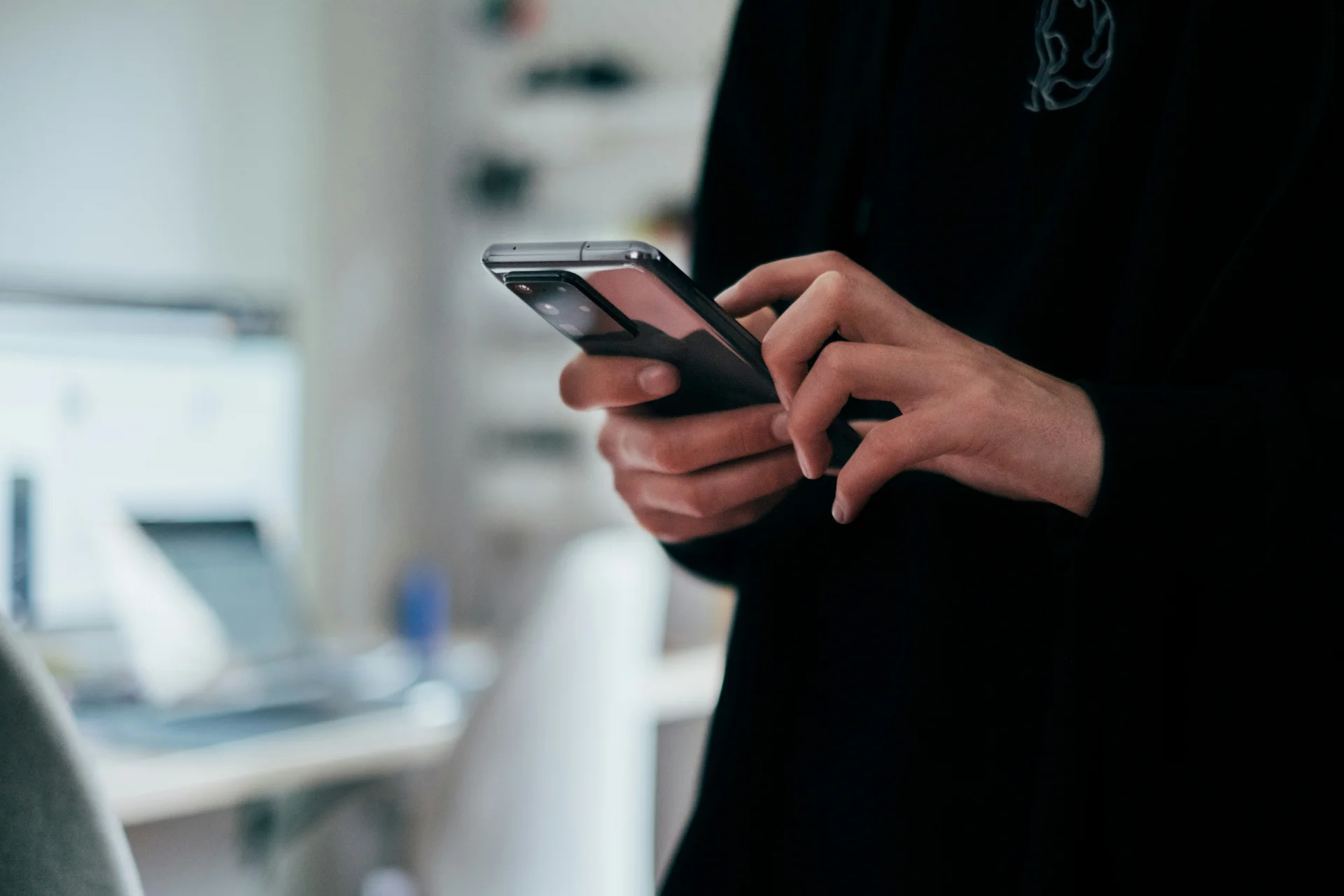 Gros plan des mains d'une femme regardant sur son smartphone